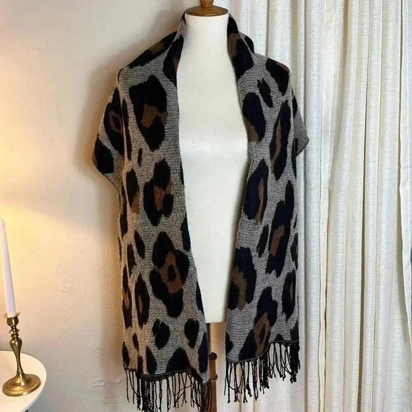 Amazon Essentials Women's Blanket Scarf Animal Print - Picture 3 of 14